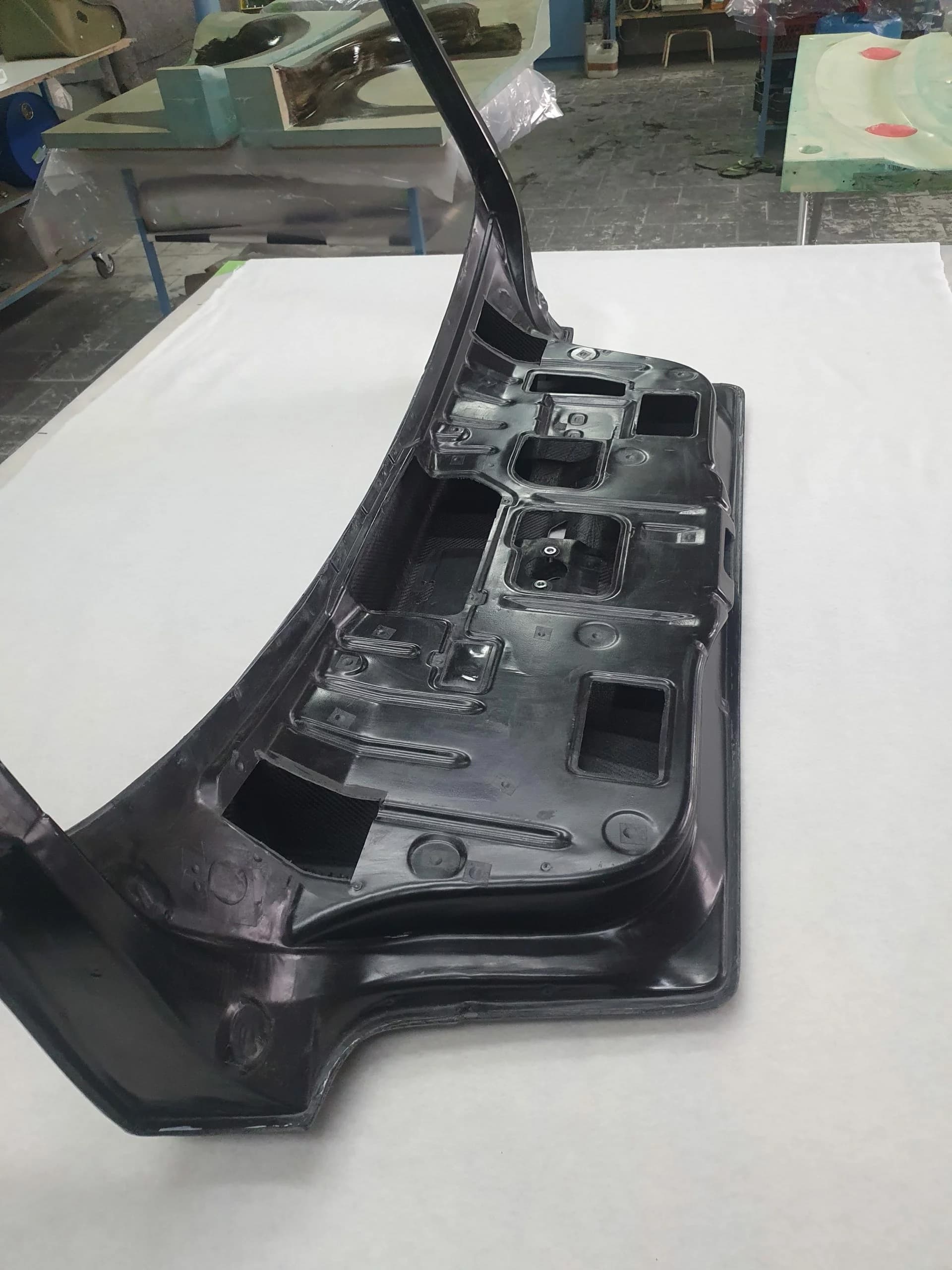 Carbon Heckklappe BMW E36 Compact, Rohteil von innen mit Struktur und Aussparungen