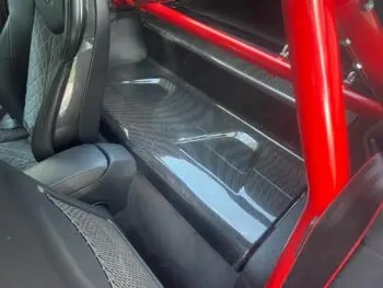 Carbon Rücksitzbank-Abdeckung Audi TT montiert mit rotem Überrollkäfig im Innenraum