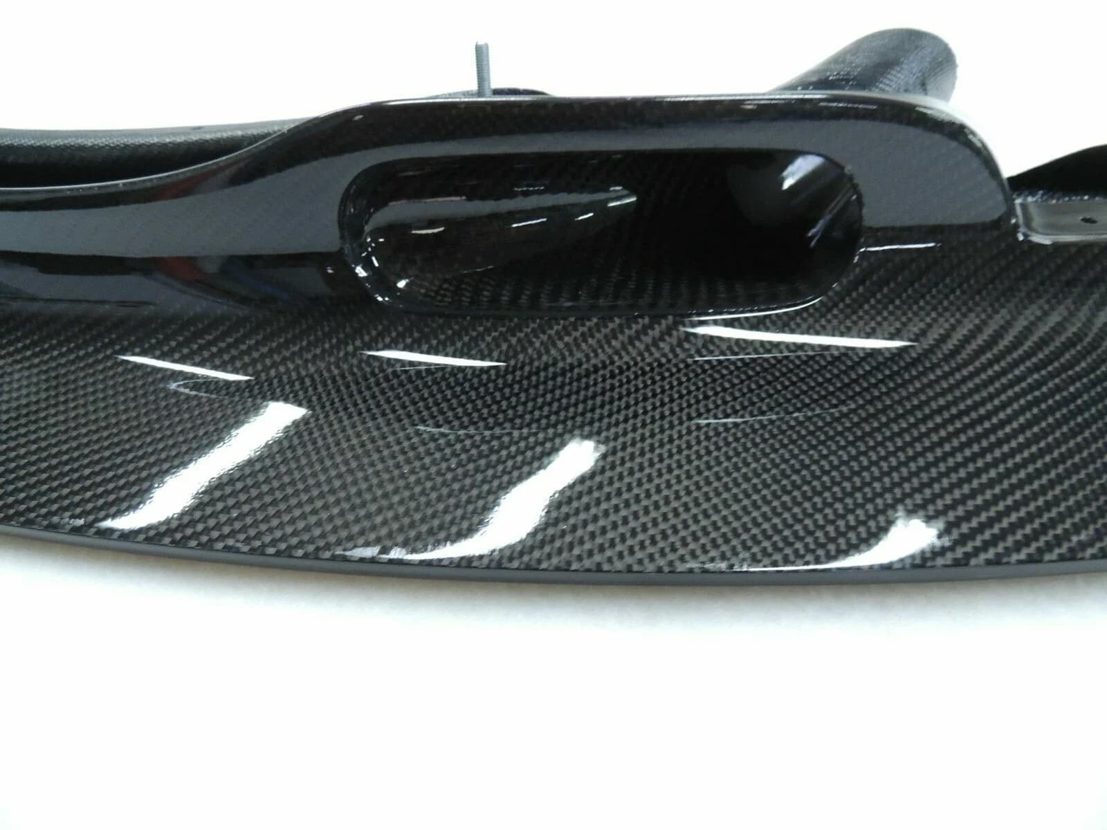 Sichtcarbon Flap-Schwert für BMW E92 M3, Detail des integrierten Lufteinlasses