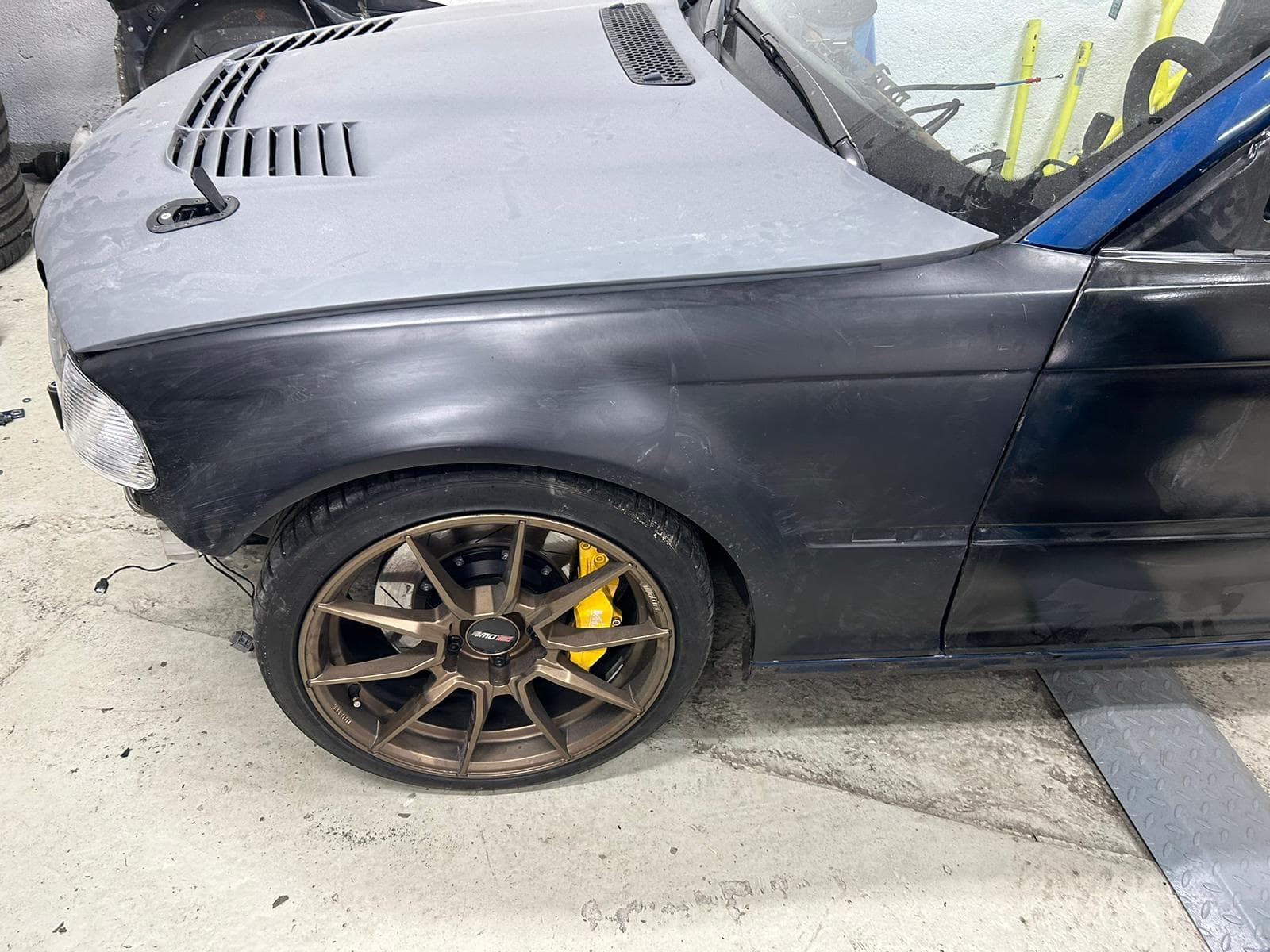 Carbon Kotflügel BMW E46 M3 montiert am Fahrzeug, Seitenansicht vorne links