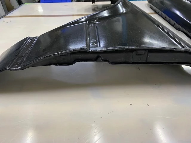 Detailansicht der Innenseite eines Carbon-Kotflügels für BMW E30 Cabrio, Verstärkungen sichtbar
