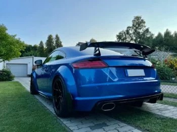 Carbon Performance Heckspoiler Audi TTRS 8S, montiert auf blauem Fahrzeug in Heckansicht