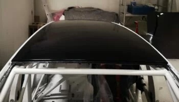 Carbon Dach SEAT Leon TCR, montiert auf Rennfahrzeug mit Überrollkäfig in Werkstattansicht