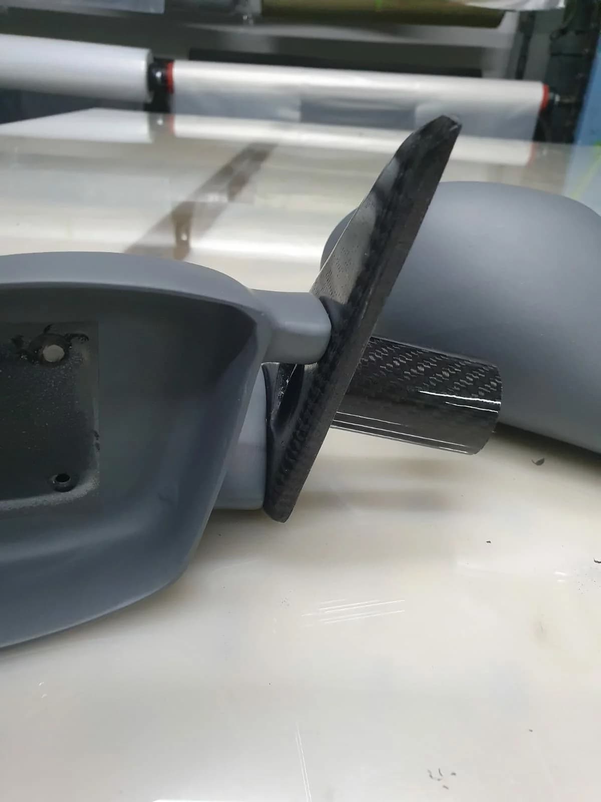 DTM-Außenspiegelgehäuse aus Carbon für BMW E30 M3, Detailansicht der Carbon-Halterung
