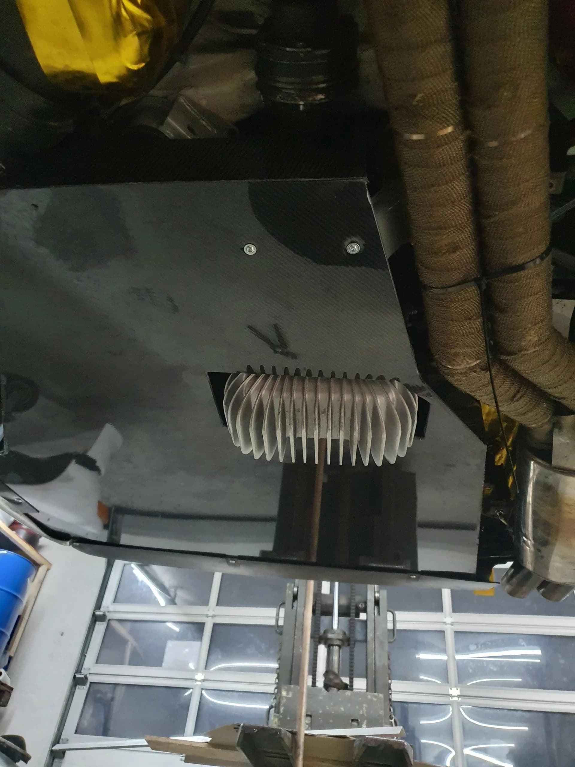 Detailansicht der Carbon Unterbodenplatte mit Kühlrippen am Differential
