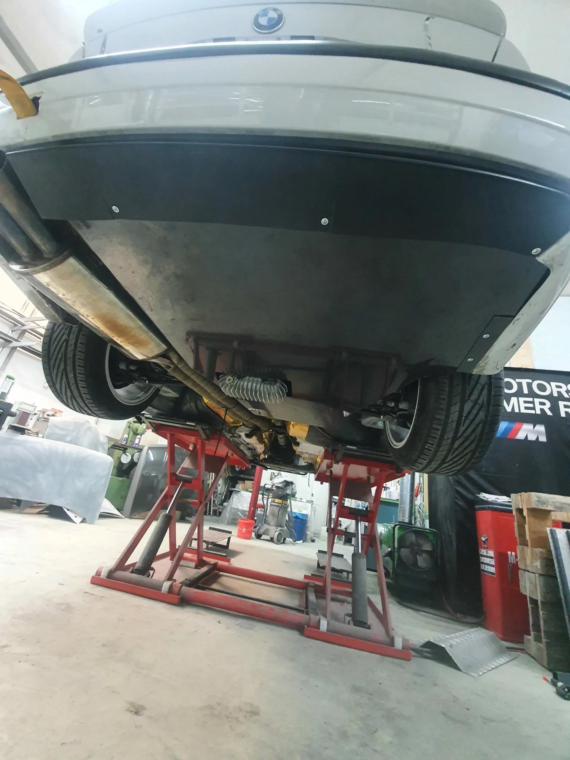 Unterbodenplatte aus Carbon am Heck eines BMW E36 auf der Hebebühne