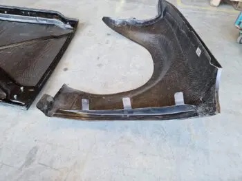 Carbon Kotflügel Ford Escort MK1, Innenansicht eines einzelnen Kotflügels auf Werkstattboden