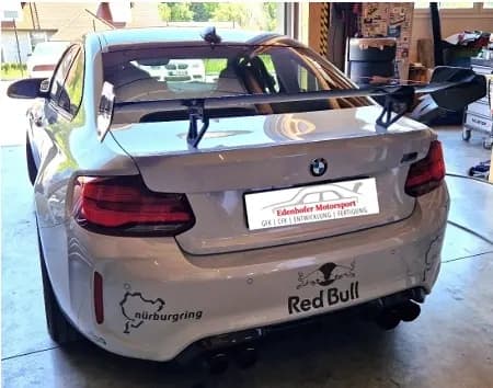 BMW M Coupé in Werkstatt mit installiertem EM Cup Heckspoiler und Rennsport-Optik