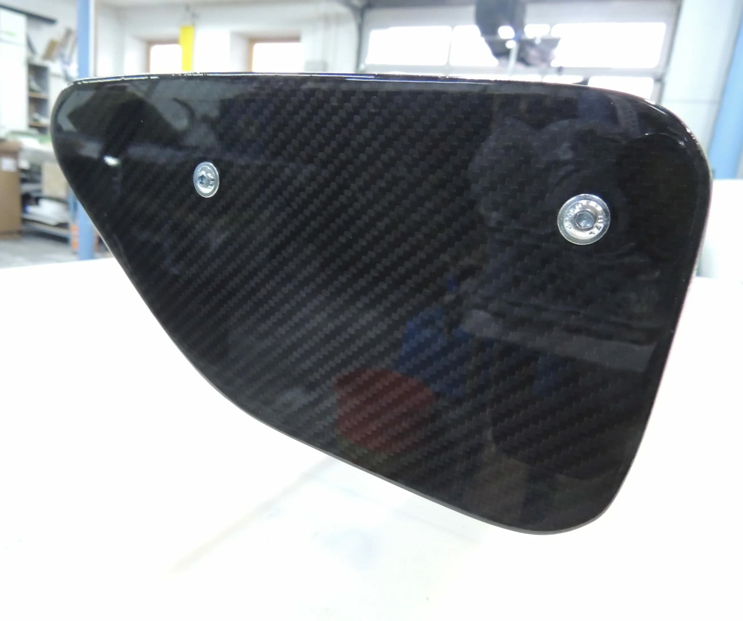 Endplatte des Carbon-Heckflügels BMW E92 M3 GT4 mit Verschraubung