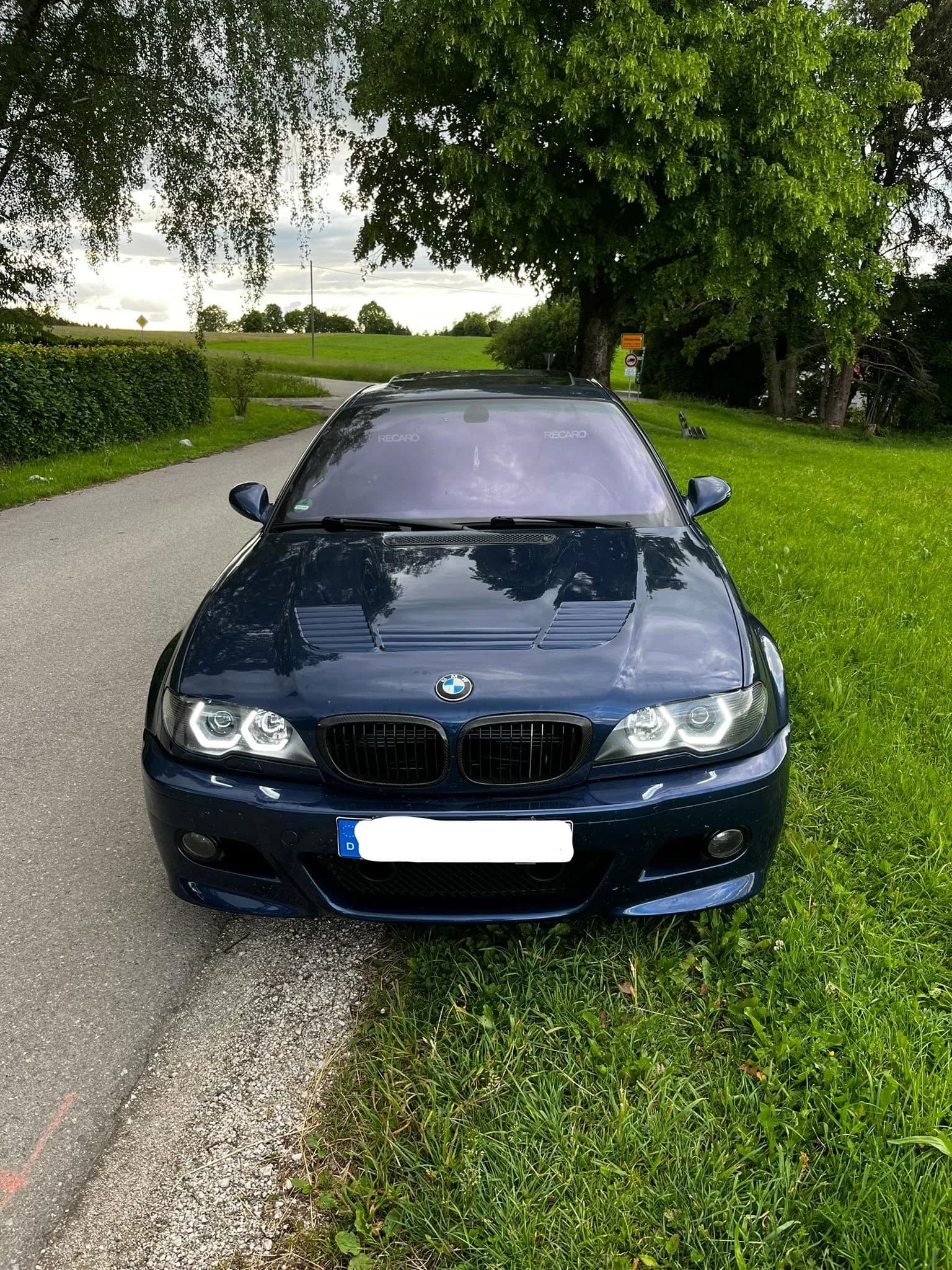 Carbon Motorhaube im GTR-Design für BMW E46 Coupé, montiert am Fahrzeug, Frontansicht