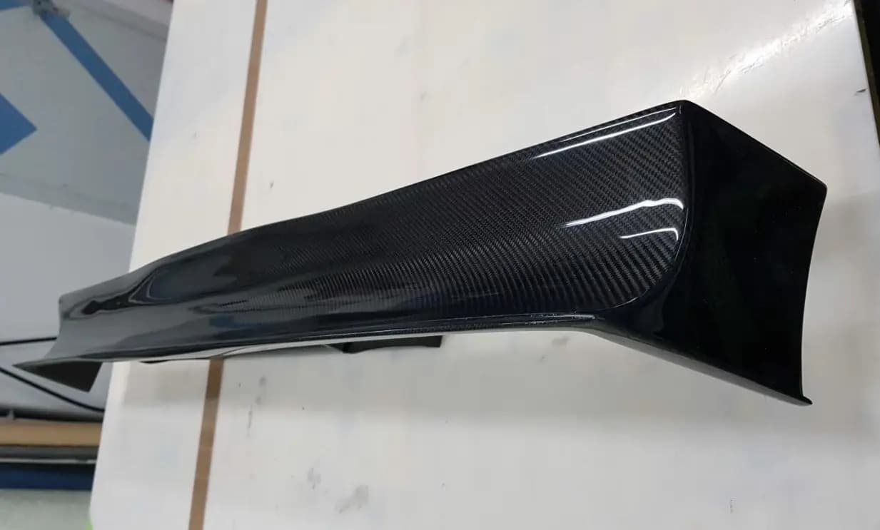 Carbon-Heckflügel BMW E36, Seitenprofil mit aerodynamischer Form