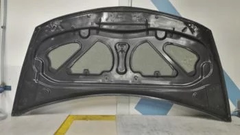 Carbon Motorhaube Renault Clio 3, Unterseite in Sichtcarbon mit sichtbarer innerer Struktur