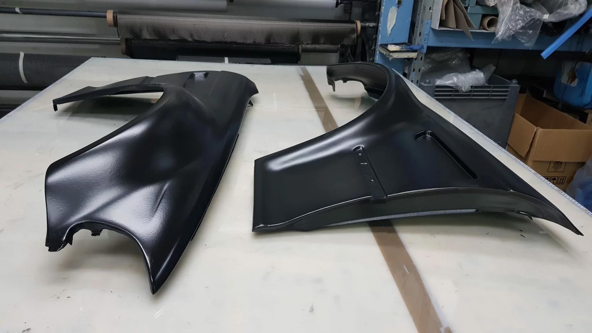 Vergleichsansicht breiter Carbon-Kotflügel für BMW E46 M3, Vorderansicht im Produktionsbereich