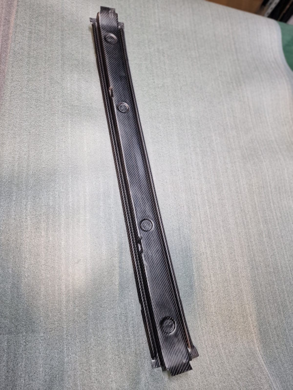 BMW E30 Carbon-Dachspriegel (Dachverstärkung/Querträger) in Sichtcarbon, komplette Länge mit geformtem Profil und runden Befestigungspunkten