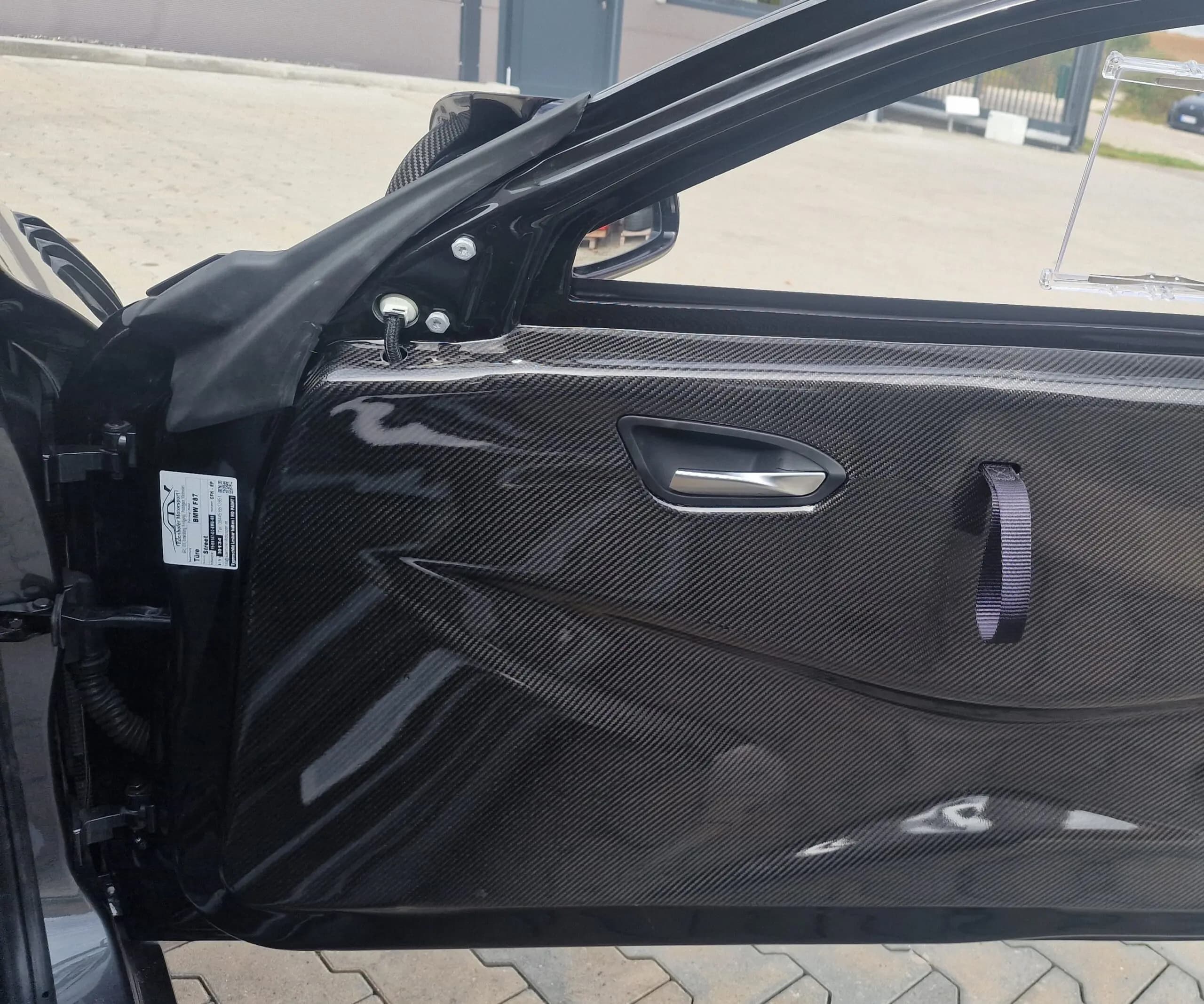 Carbon-Türinnenansicht BMW F22 mit strukturiertem Sichtcarbon