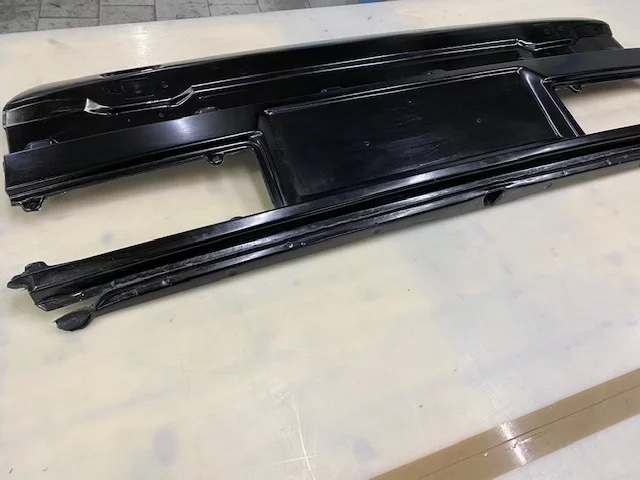 Rückseite/Innenseite des Carbon-Heckblechs für BMW E30 M3-Umbau, großflächige Strukturansicht.