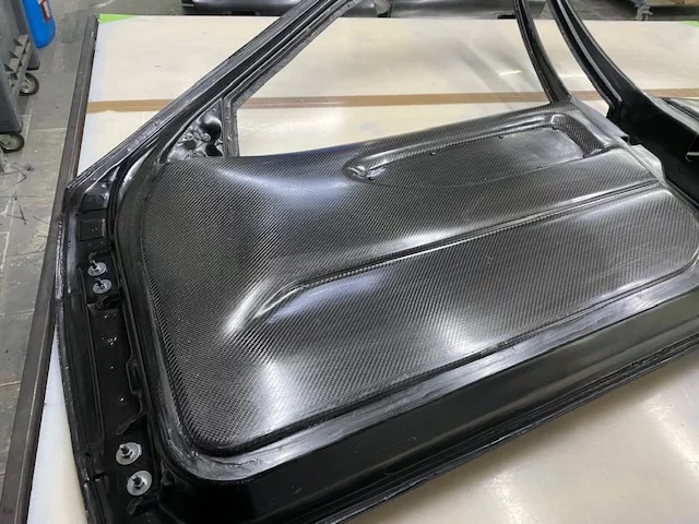 Carbon Tür BMW E36 Limousine – Innenseite mit Befestigungspunkten und Konturen