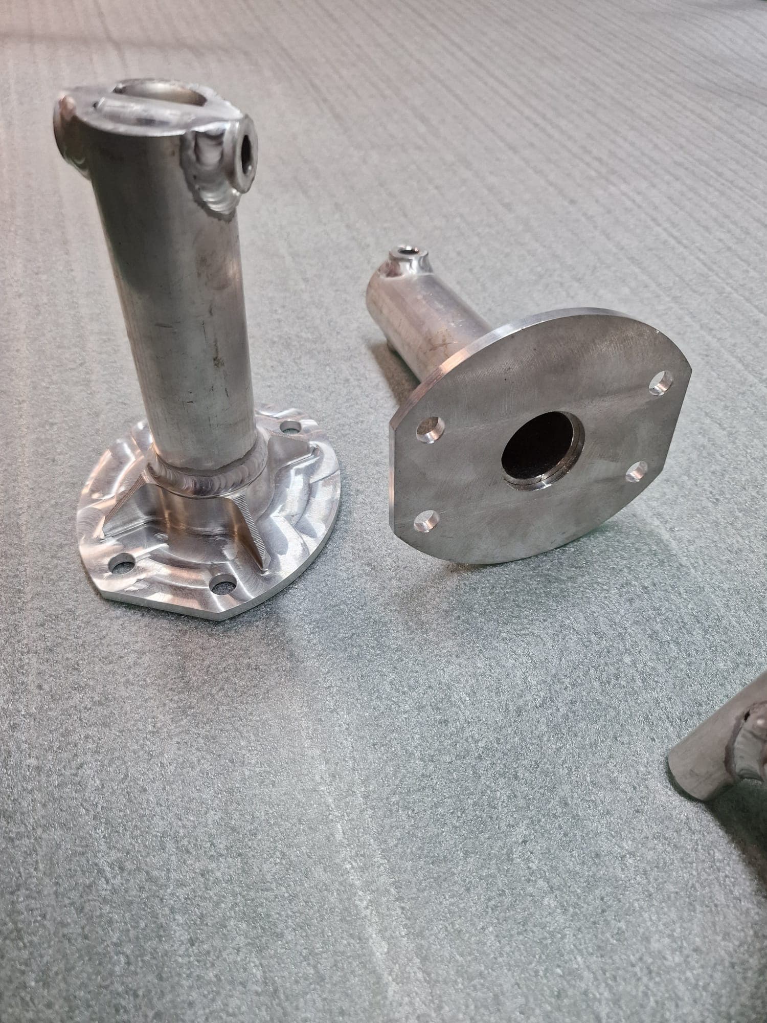 Aluminium-Pralldämpfer mit gefräster Grundplatte und verschweißtem Rohr, Einzelansicht