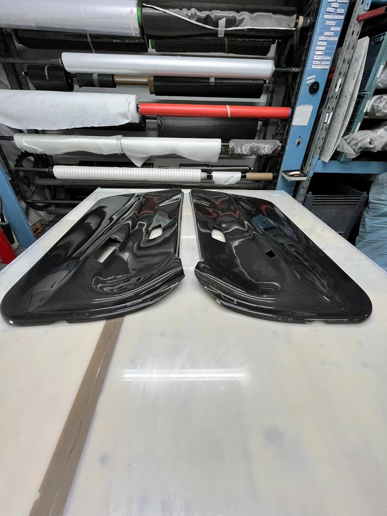 BMW E92 Carbon Türverkleidungen, Rückansicht in der Werkstatt mit Materialrollen im Hintergrund