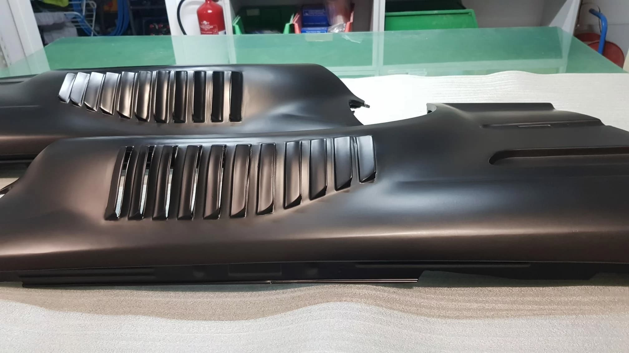 Paar Carbon Kotflügel für BMW E46 M3 mit markanten Entlüftungsschlitzen, Seitenvergleich
