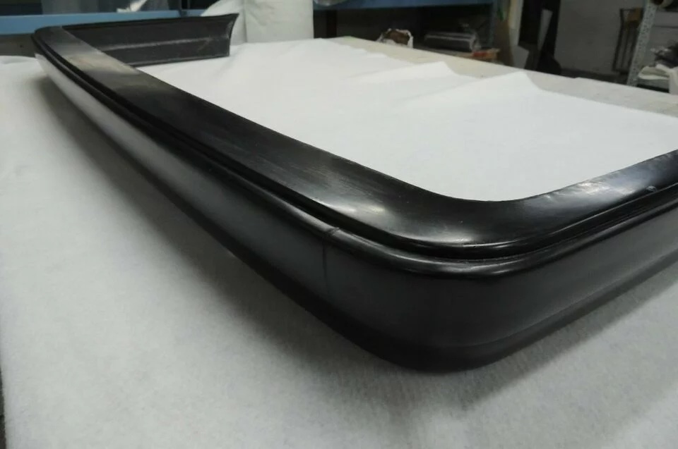 Eckenansicht der BMW E30 Facelift Heckstoßstange – Kontur und Stoßkante der schwarzen Heckschürze.