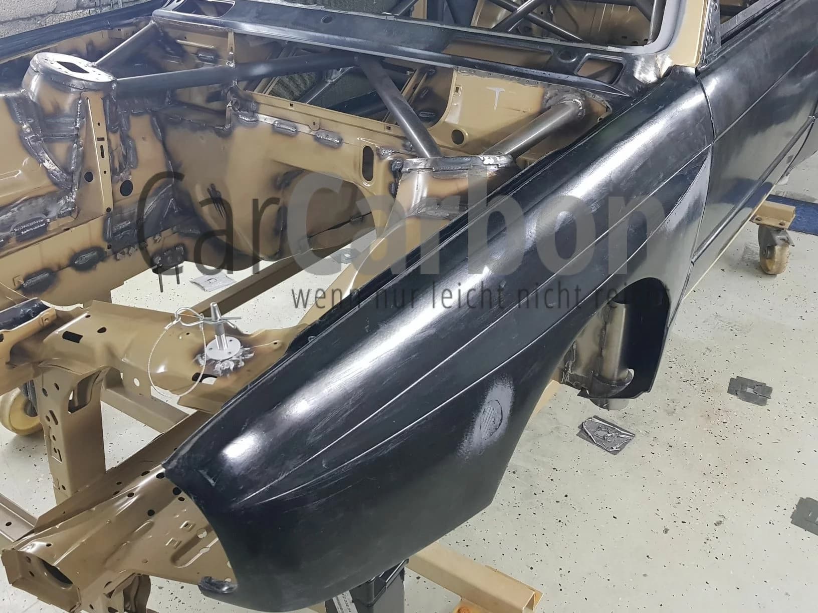 Carbon-Kotflügel BMW E30 M3 für 18 Zoll Räder, Rohkarosserie mit sichtbar verbreiterter Radlaufkontur