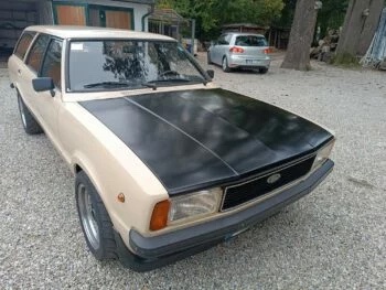 Carbon Motorhaube Ford Taunus, schräge Frontansicht mit sichtbarer Haubenform