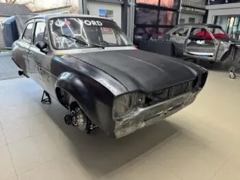 Ford Escort MK1 Rohkarosserie mit montierter Carbon Motorhaube in Werkstattansicht von vorne