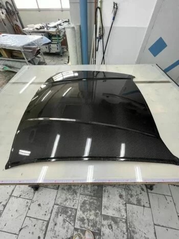 Sichtcarbon Dach Toyota GT86, Oberseite mit sichtbarer Carbonstruktur auf Arbeitsfläche