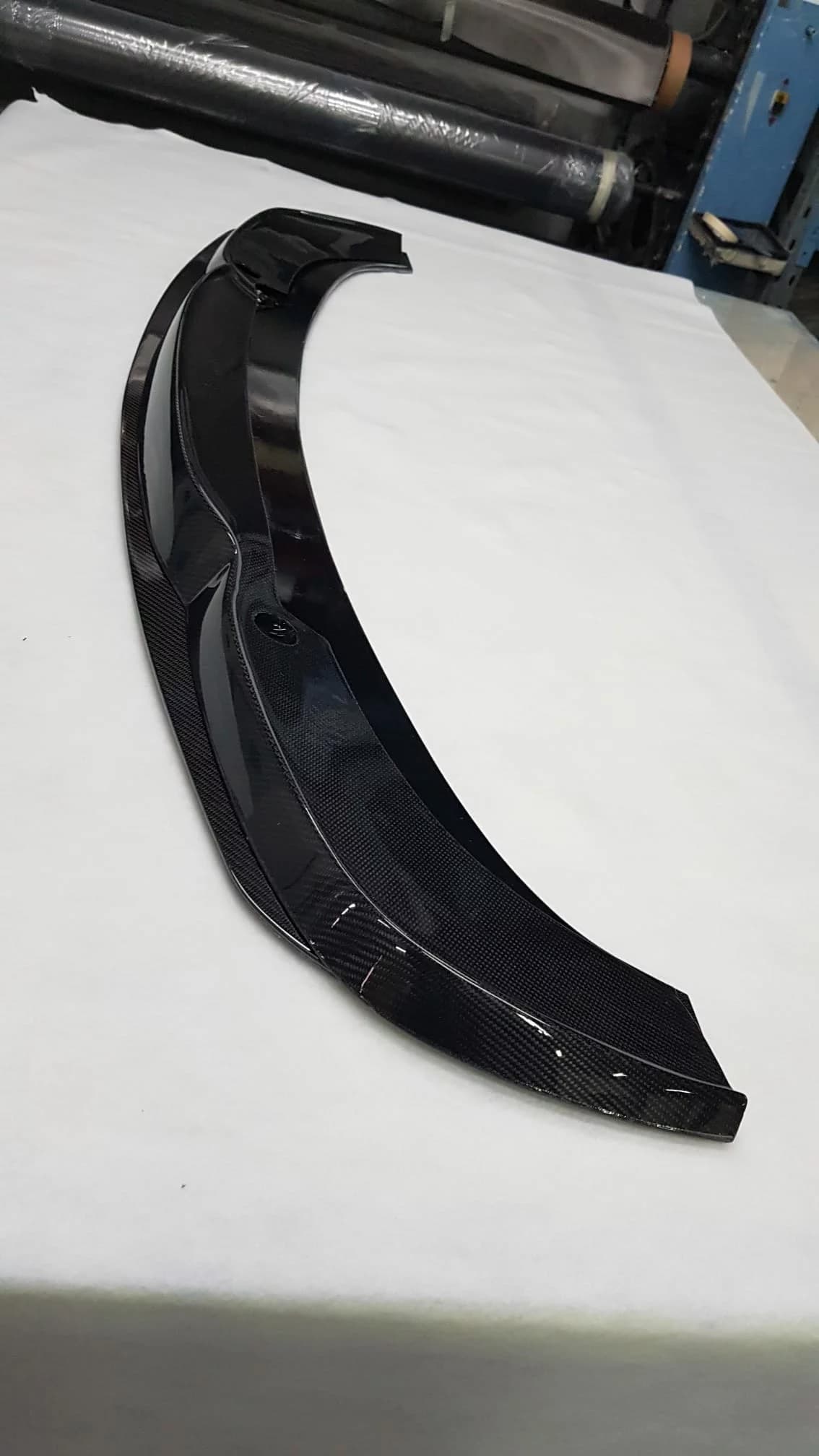 Carbon Frontsplitter BMW E46 M3 CSL, schräge Seitenansicht mit ausgeprägter Formgebung.