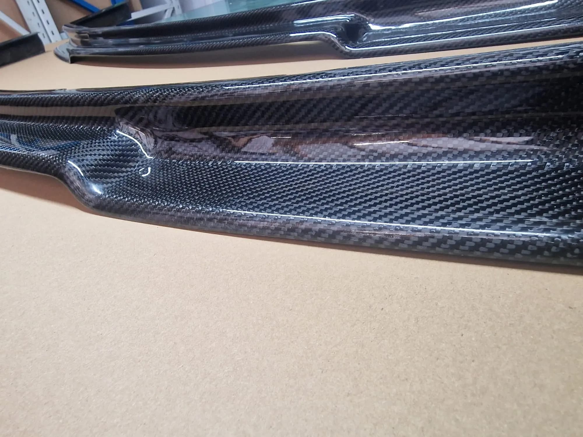 Carbon-Frontspoilerlippe BMW E36 Coupé, Detailansicht der Oberfläche mit sichtbarem Carbongewebe