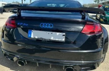 Carbon Heckspoiler Audi TTRS 8S, Detailansicht von hinten mit sichtbarer Spoilerbreite