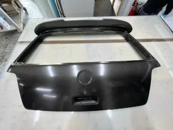 Carbon Heckklappe VW Golf 4 mit R32 Spoiler, Außenansicht der unmontierten Heckklappe auf Werkbank