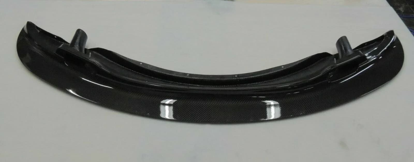 Sichtcarbon Flap-Schwert für BMW E92 M3, Frontansicht mit durchgehender Carbonstruktur