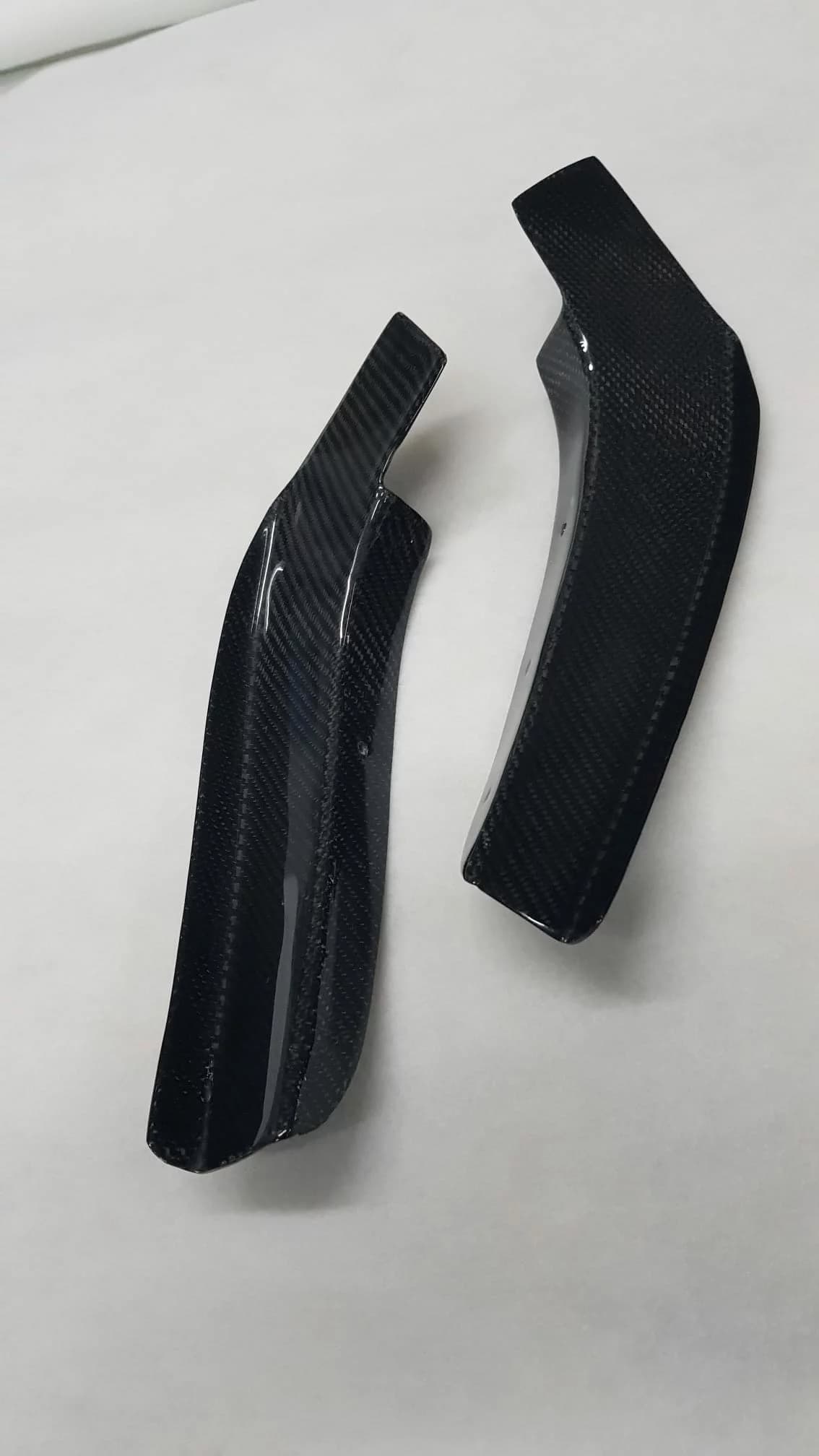 Zwei Carbon-Canards nebeneinander auf weißem Untergrund