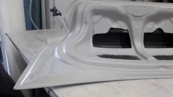 Carbon Kofferraumdeckel Toyota GT86, Innenansicht mit integrierten Öffnungen und Struktur