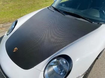 Sichtcarbon Fronthaube Porsche 911 (997), Nahaufnahme der Carbonoberfläche und Haubenform