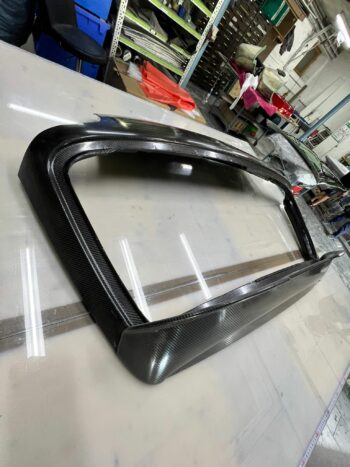 Carbon Heckklappe VW Golf 4 mit R32 Spoiler, schräge Seitenansicht der Rahmenkonstruktion