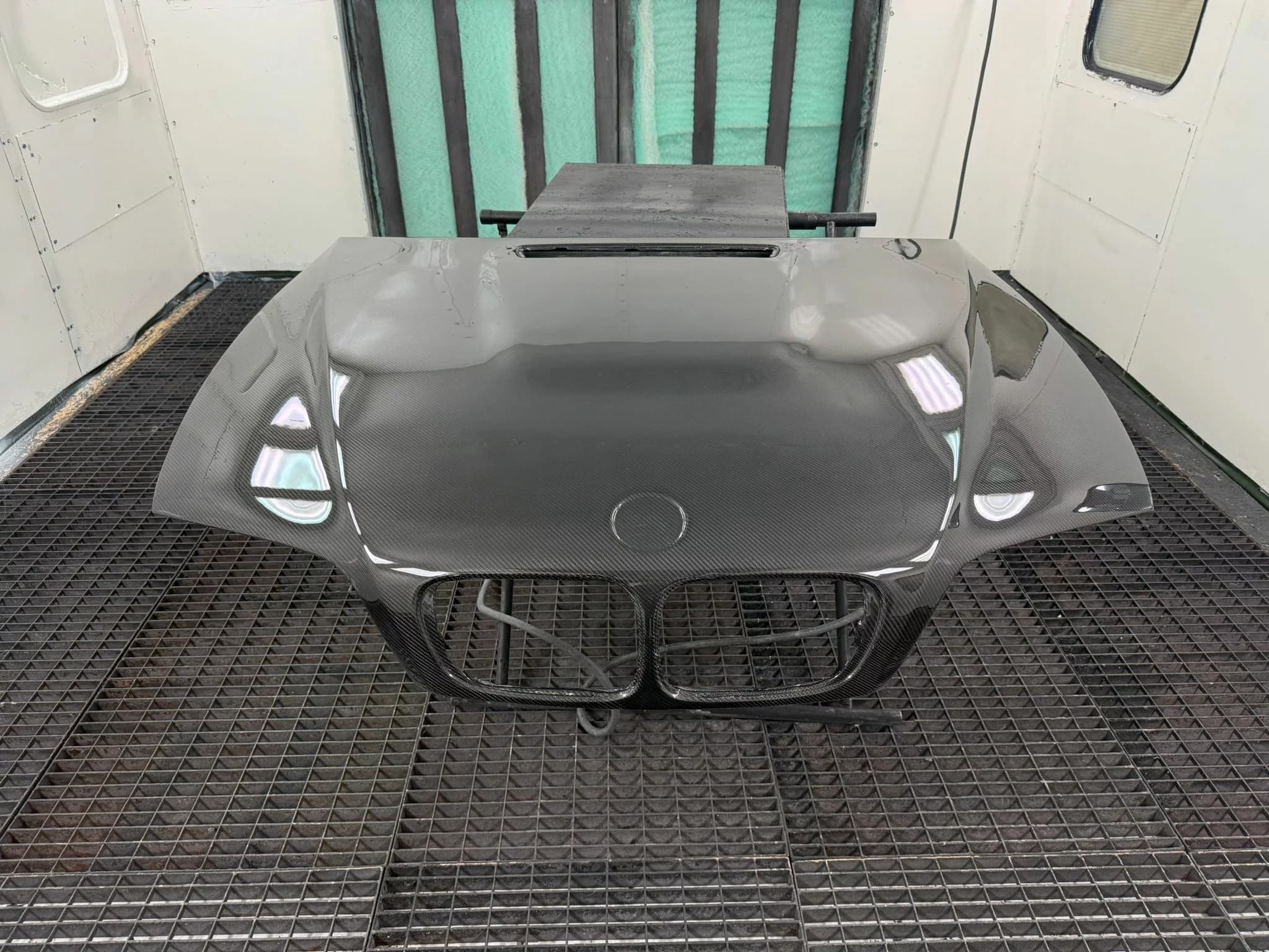 Carbon Motorhaube BMW E46 – Sichtcarbon Motorhaube mit integrierter Luftöffnung, Vorderansicht