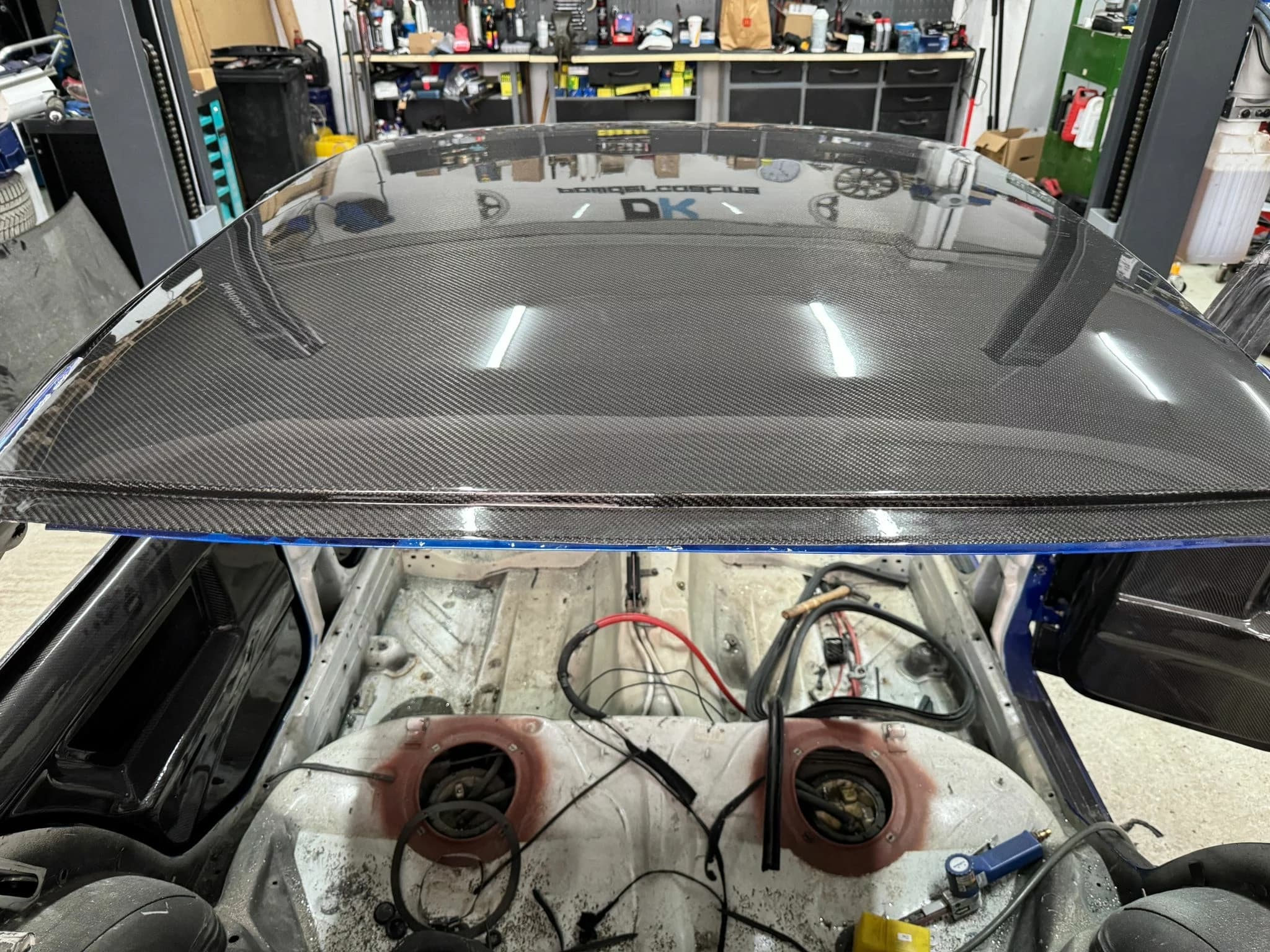 BMW E36 Carbon-Dach montiert, Außenansicht von oben mit glänzender Oberfläche