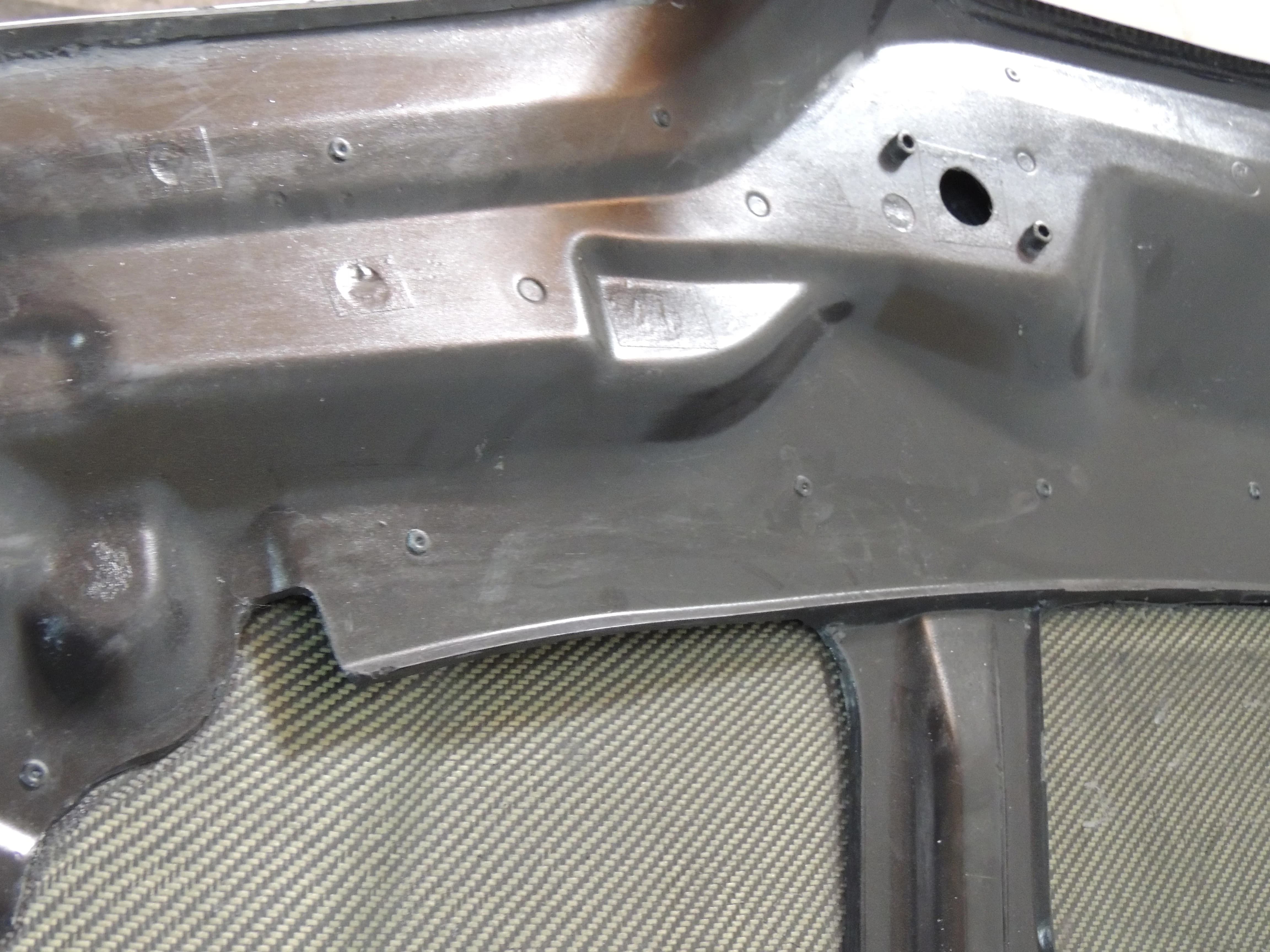 Detailaufnahme Innenseite BMW E46 Motorhaube mit Carbonstruktur und Befestigungspunkten