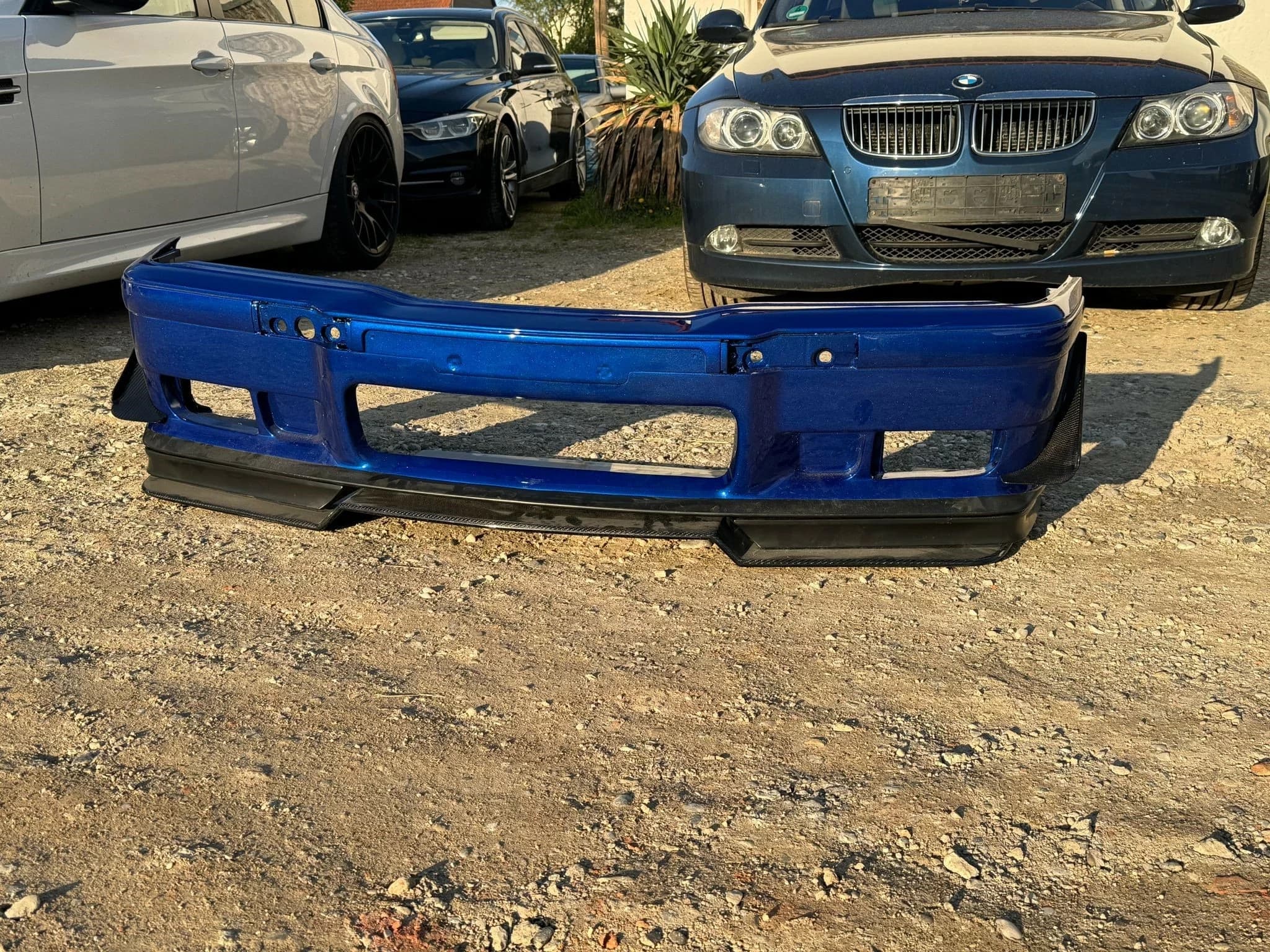Frontansicht Stoßstange mit Carbon-Splittern und Canards