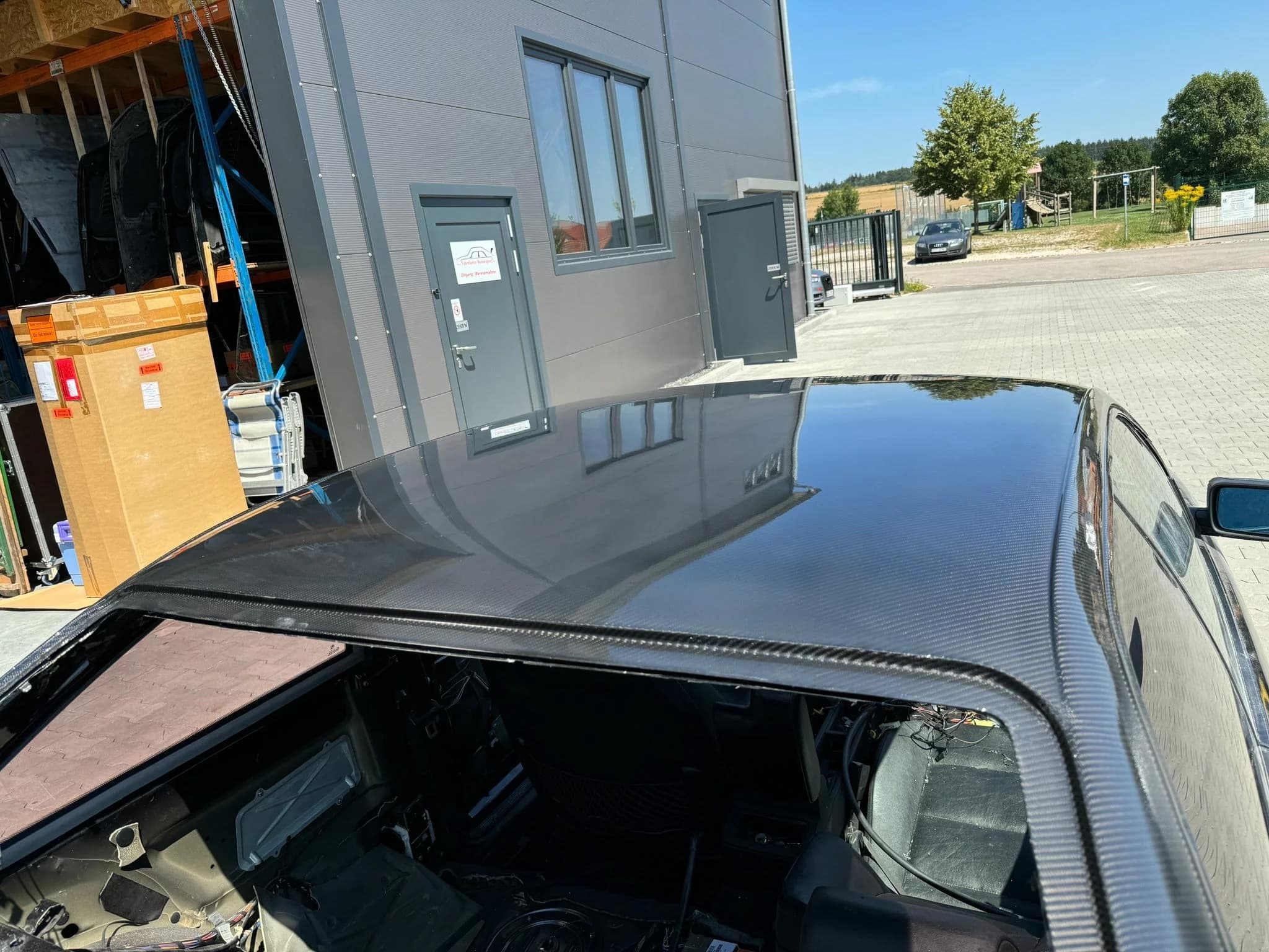 BMW E36 mit montiertem Carbon-Dach im Außenbereich, Gesamtansicht von schräg oben
