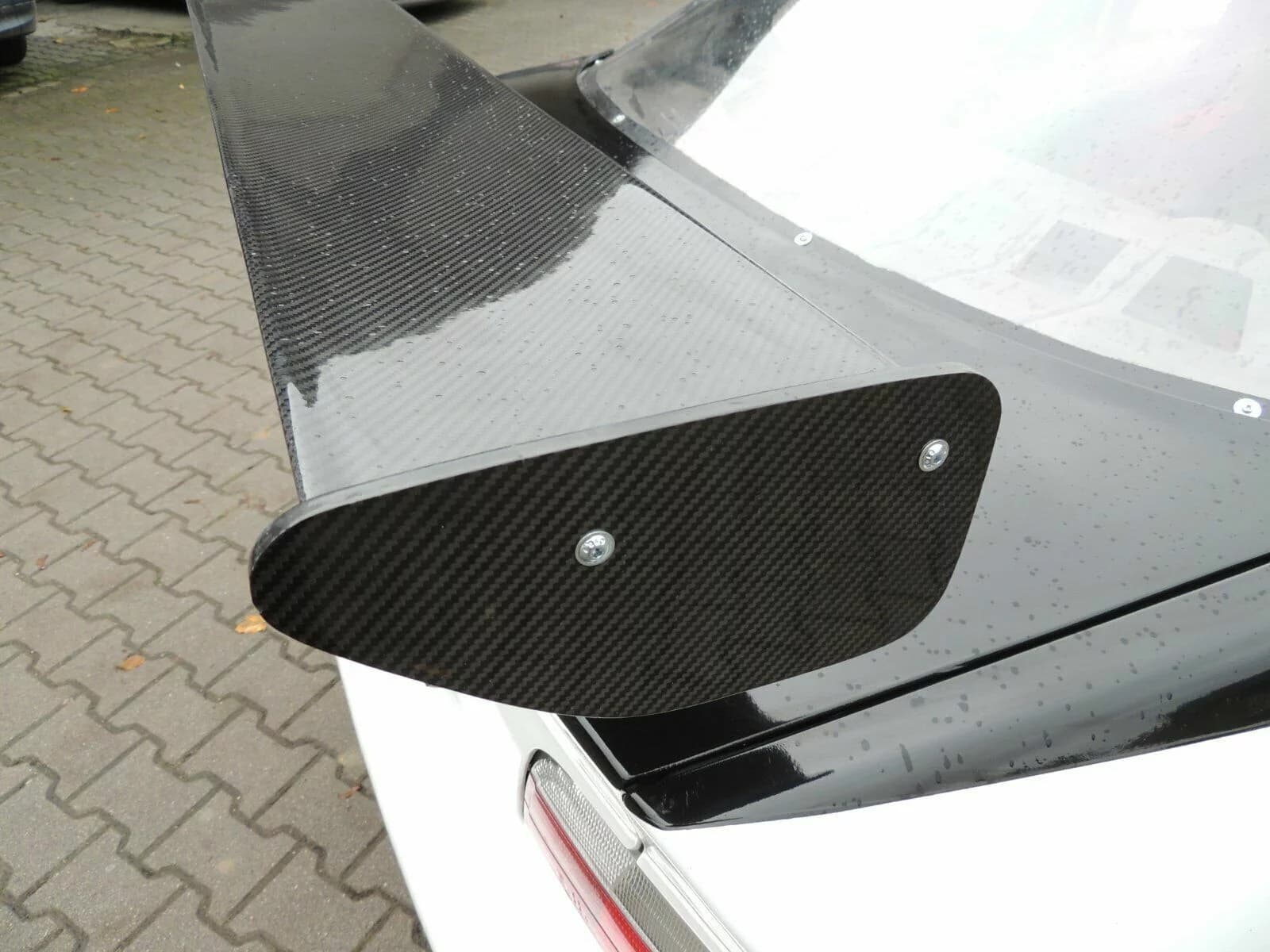 Detailaufnahme Carbon-Heckflügel BMW E36 mit Endplatten und sichtbarer Carbonstruktur