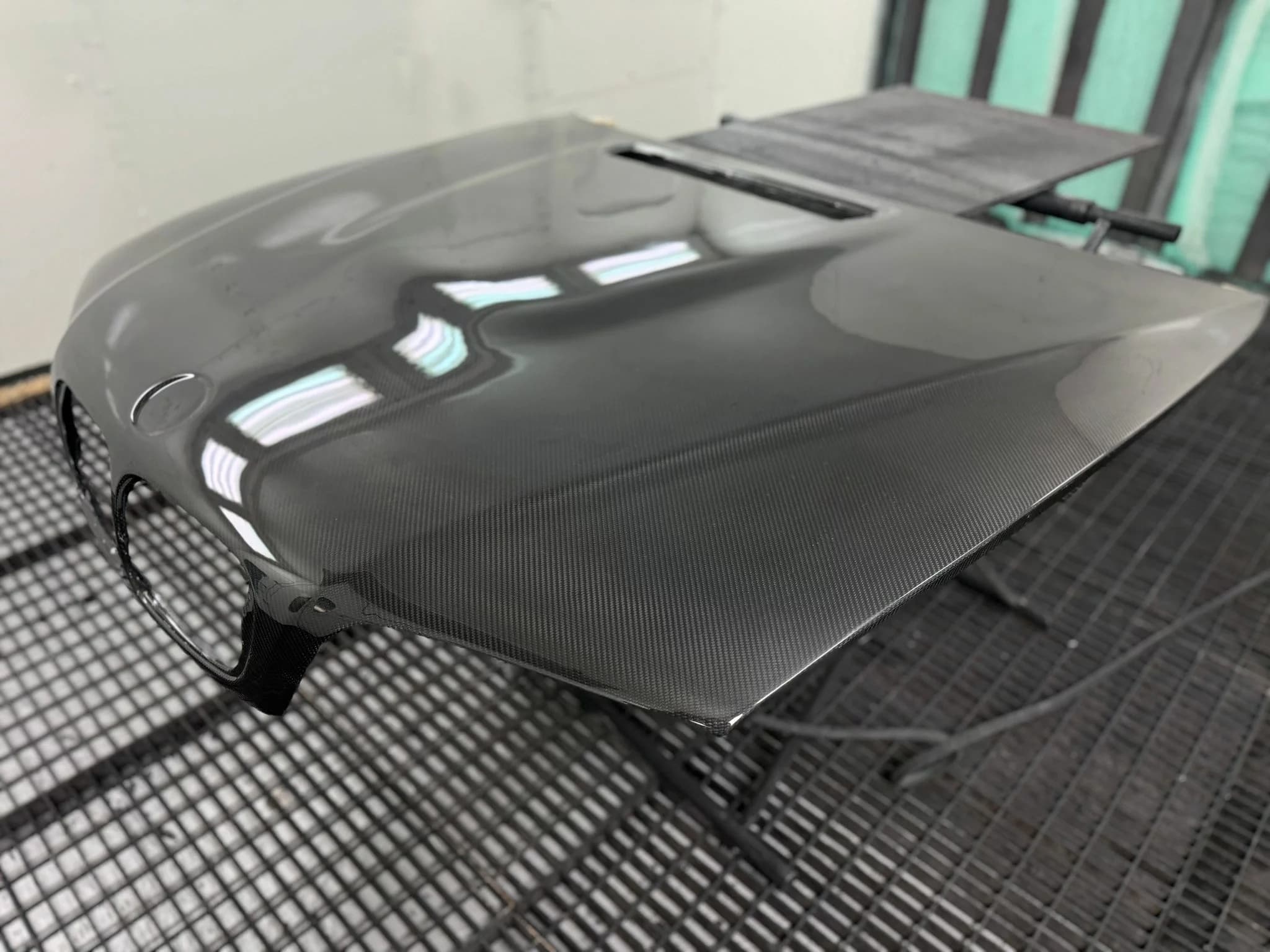Carbon Motorhaube BMW E46 lackiert – Hochglanz lackierte Sichtcarbon Motorhaube in professioneller Umgebung