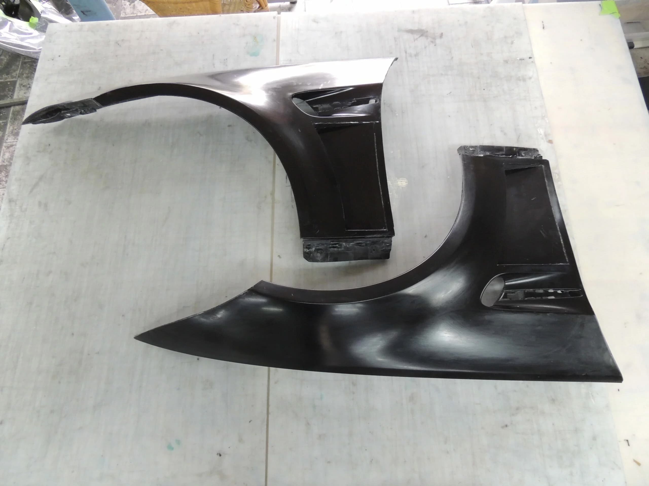 Carbon Kotflügel BMW E92 M3 OEM, roh schwarz, ungebohrt, Seitenansicht auf Werkbank