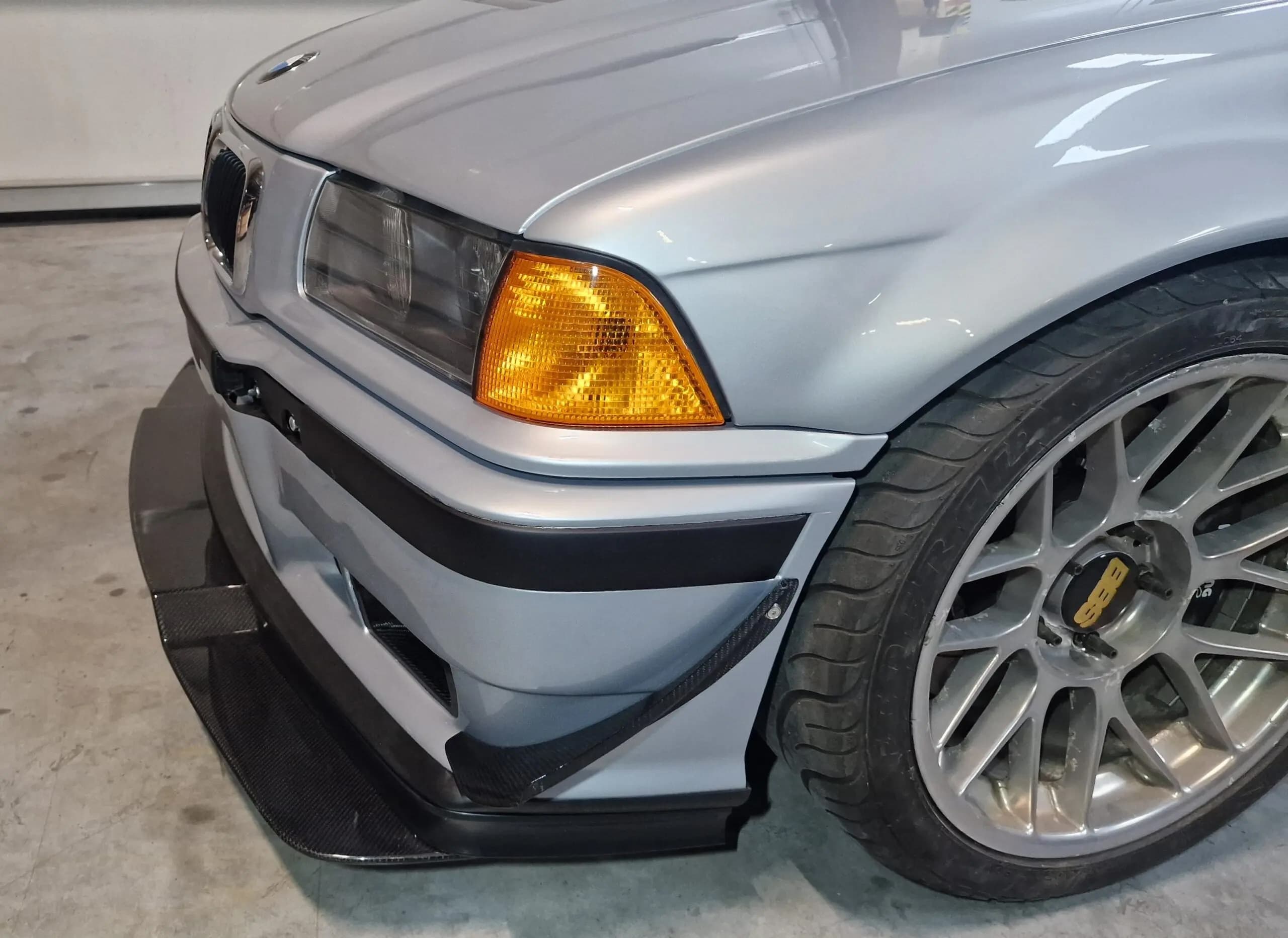 BMW E36 Frontsplitter GT-Style montiert an Stoßstange, Seitenansicht