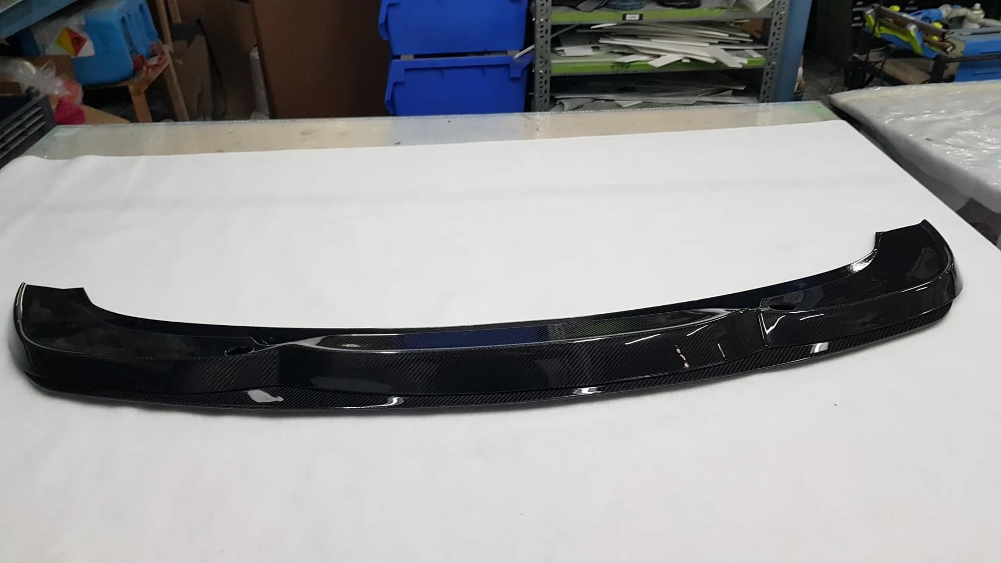 BMW E46 M3 CSL Frontsplitter aus Carbon, Gesamtansicht auf weißem Hintergrund.