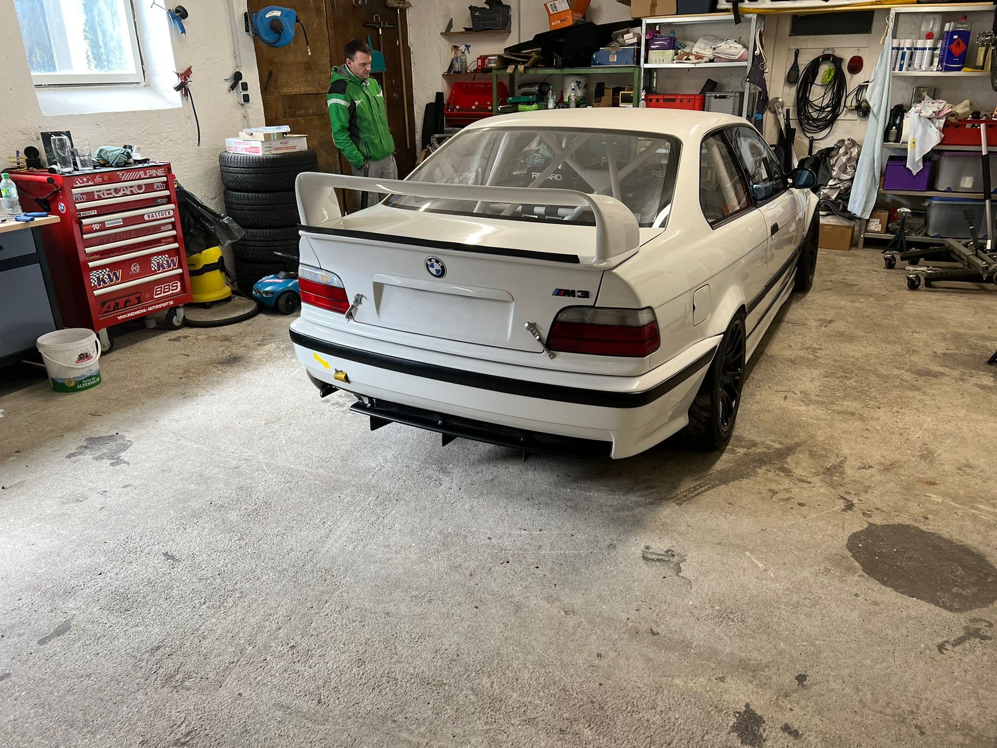 Gesamtansicht BMW E36 Rennfahrzeug mit Carbon Unterbodenplatte im Werkstattumfeld