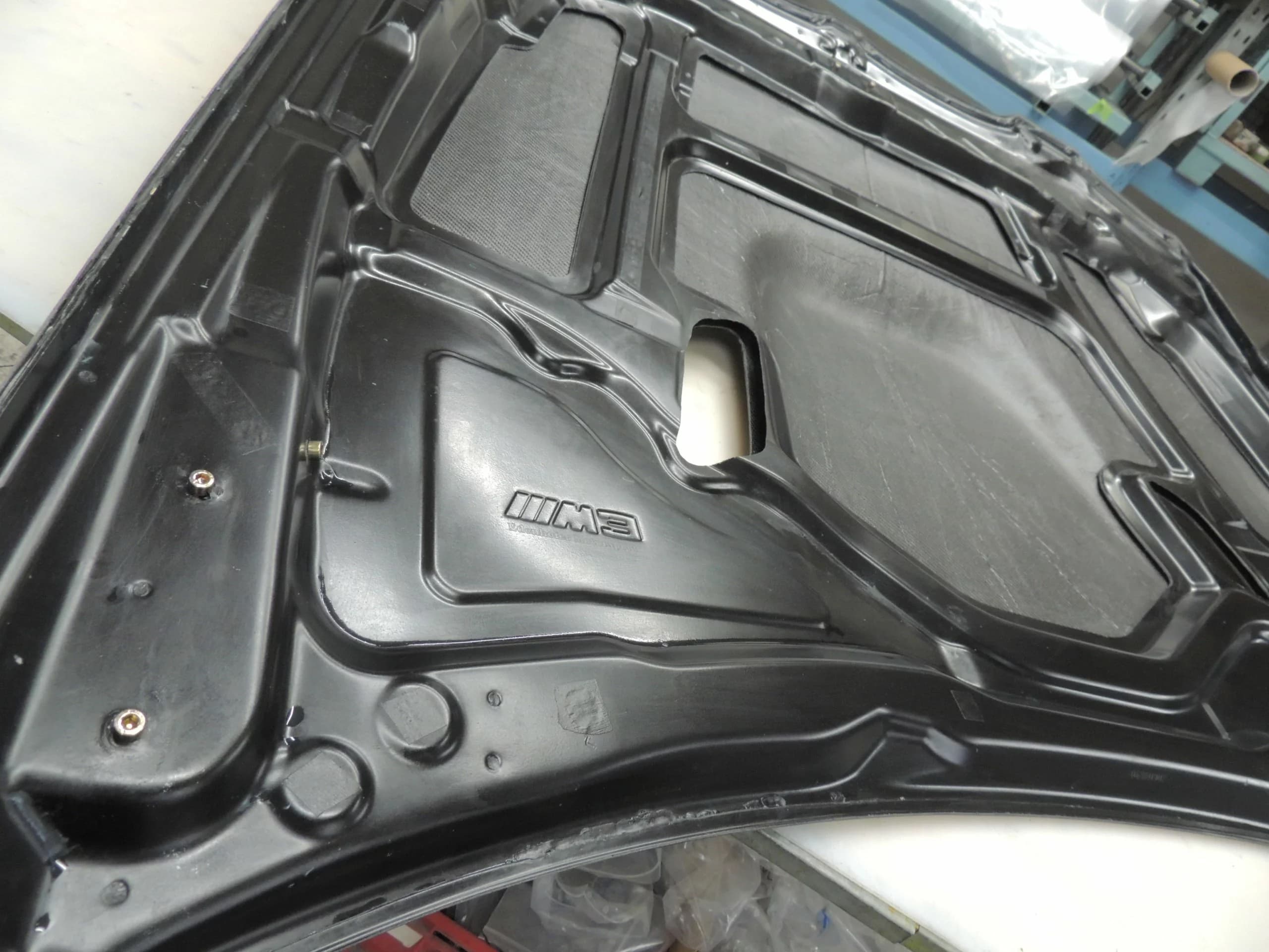 Detailansicht Innenseite Carbon Motorhaube BMW E92 M3 mit M3-Prägung